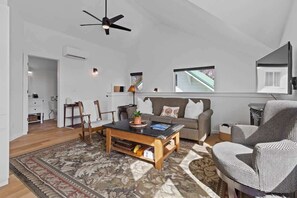 Smart TV, DVD player, stereo, offices - Stylish couples retreat near lake and downtown (Coeur d'Alene)