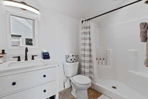 Shower, hair dryer, towels, shampoo - Stylish couples retreat near lake and downtown (Coeur d'Alene)