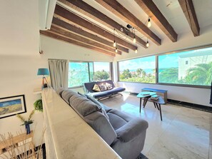 Smart TV, books - Charming home, great location with pool & garden

 (CANCÚN)