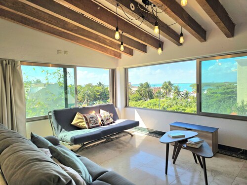 Charming home, great location with pool & garden

