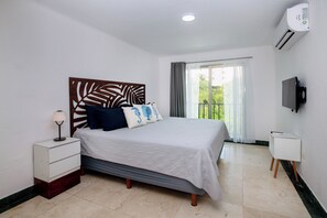 2 bedrooms, desk, iron/ironing board, travel crib - Charming home, great location with pool & garden

 (CANCÚN)