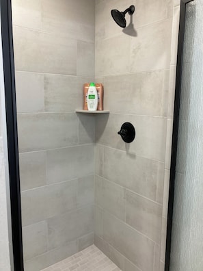 Secadora de cabello, toallas, jabón, papel de baño