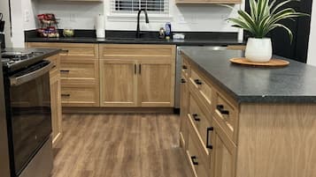 冰箱、微波炉、烤箱、炉灶