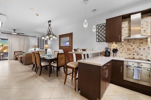 House | 2 bedrooms - Gold Coast Townhome w Pools GYM 24 7 Security (Noord)