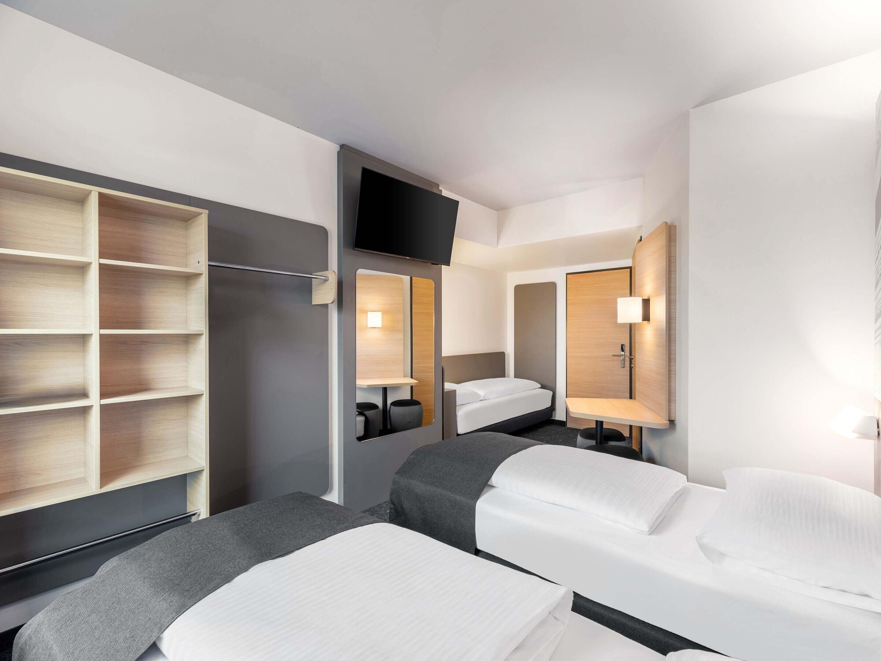 Triple Room | Desk, blackout drapes, soundproofing, free WiFi