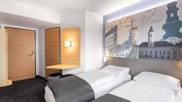 Schreibtisch, Verdunkelungsvorhänge, schallisolierte Zimmer