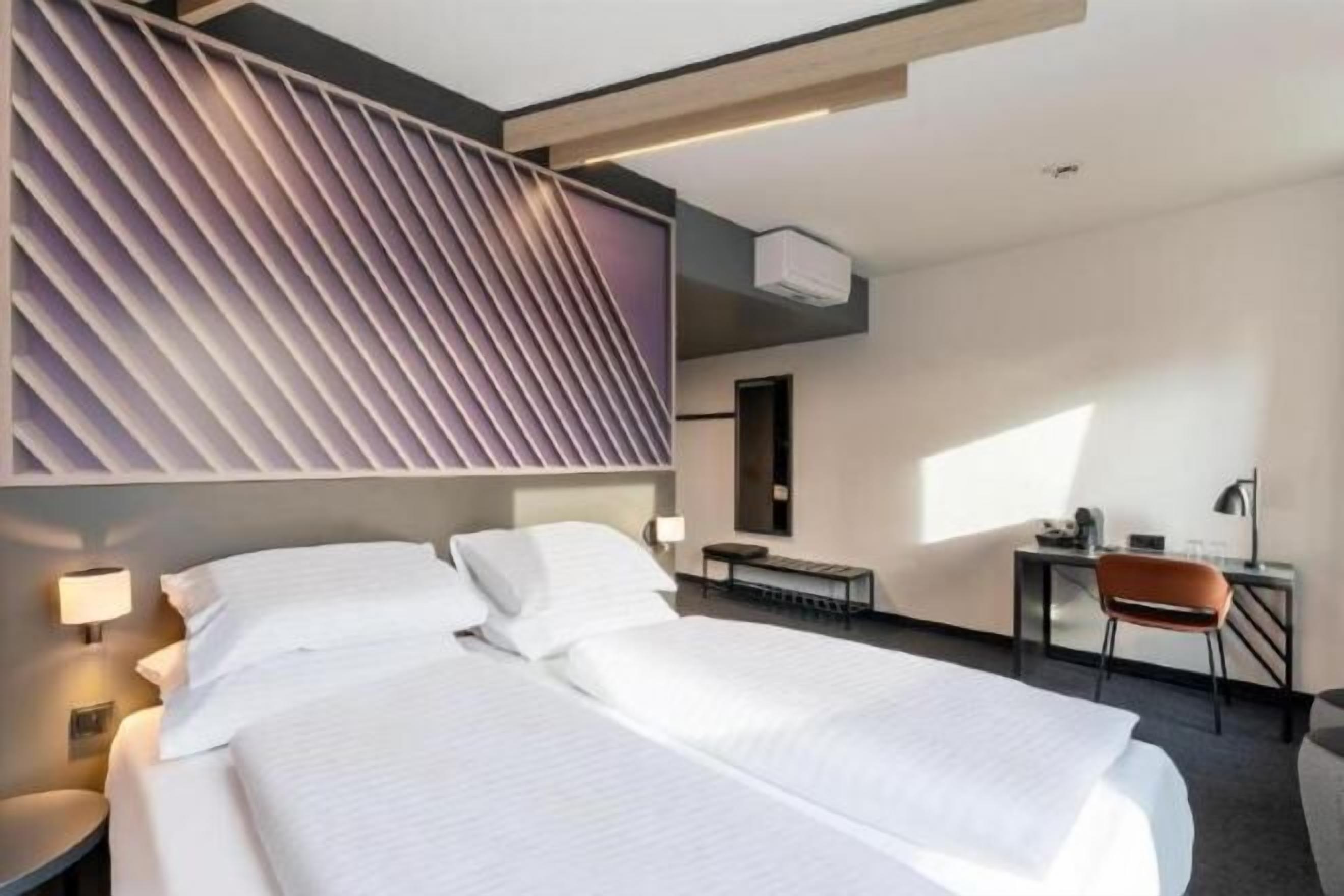 Escritorio, cortinas blackout, insonorización y wifi gratis 