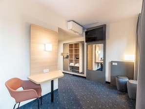 1 bedroom, desk, blackout curtains, soundproofing