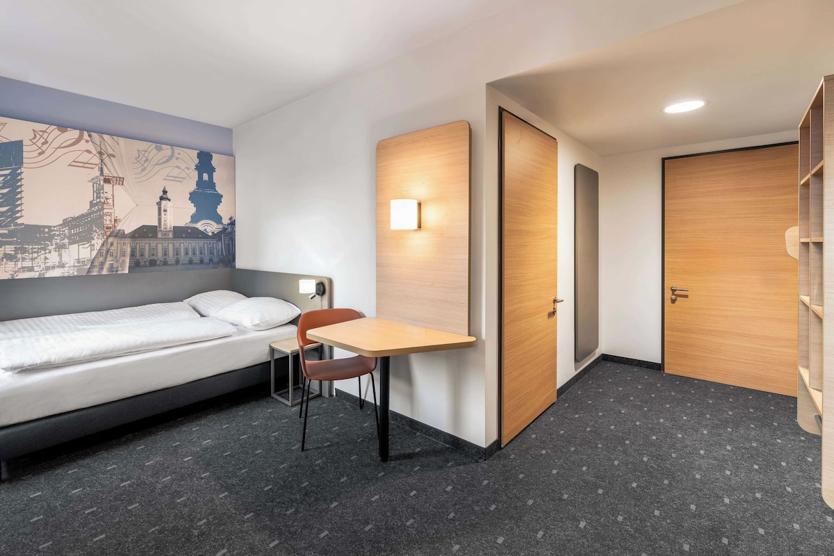 Triple Room | Desk, blackout drapes, soundproofing, WiFi (free)