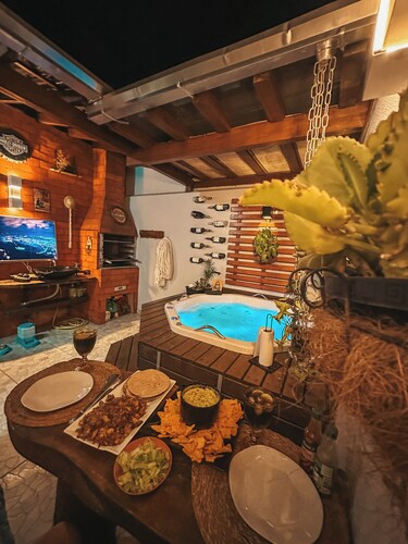 Luxury townhouse with triple hot tub and gourmet space 5 minutes from BC beach