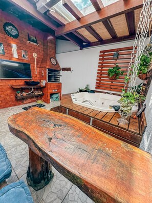 Indoor spa tub