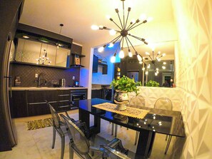 Refrigerador, microondas, horno, placa de cocina