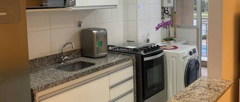 KĂŒhlschrank, Mikrowelle, Ofen, Herdplatte