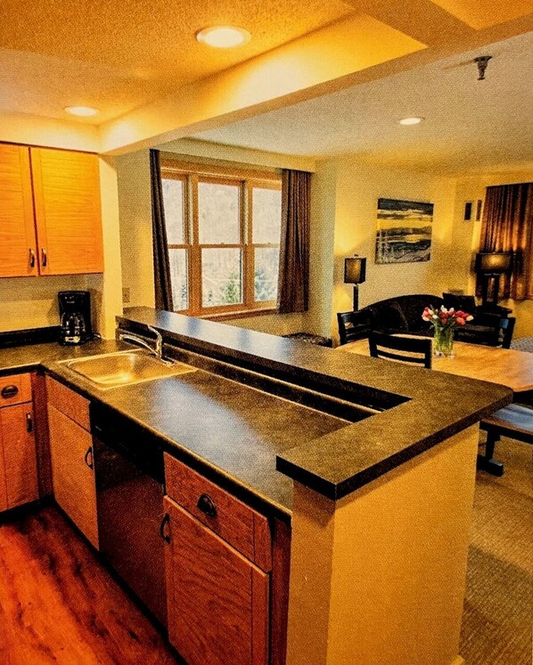 Fridge, microwave, oven, stovetop - Ski BoltonValley VT PresWkFeb14-21 Slopeside 1bdrm 2fulbth slps8 (Richmond)