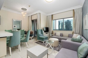 TV - Opulent Sanctuary : Luxe 2-BR w/ Pool and Gym (Dubai)