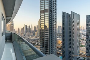 Property grounds - Opulent Sanctuary : Luxe 2-BR w/ Pool and Gym (Dubai)