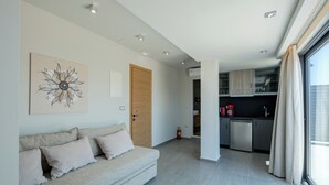 Un salon moderne avec un canapé et un élément décoratif mural.