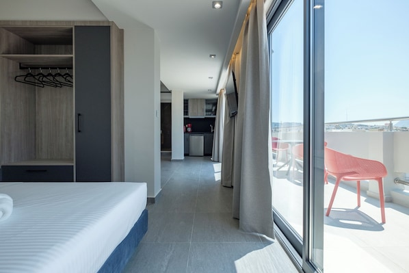 1 habitación, tabla de planchar con plancha y cuna de viaje 