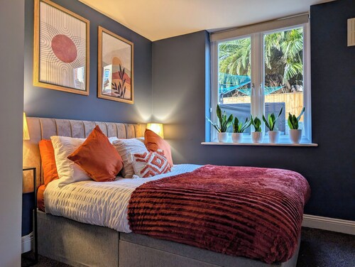 Seaside Escape - Free parking! 4 minutes to the beach! Pet friendly!