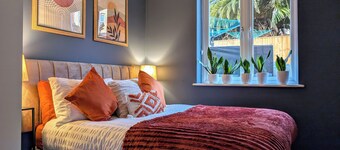 Seaside Escape - Free parking! 4 minutes to the beach! Pet friendly!