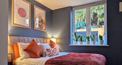 Seaside Escape - Free parking! 4 minutes to the beach! Pet friendly!