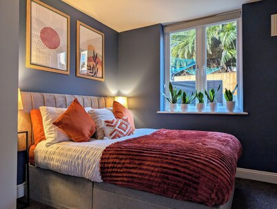 Seaside Escape - Free parking! 4 minutes to the beach! Pet friendly!