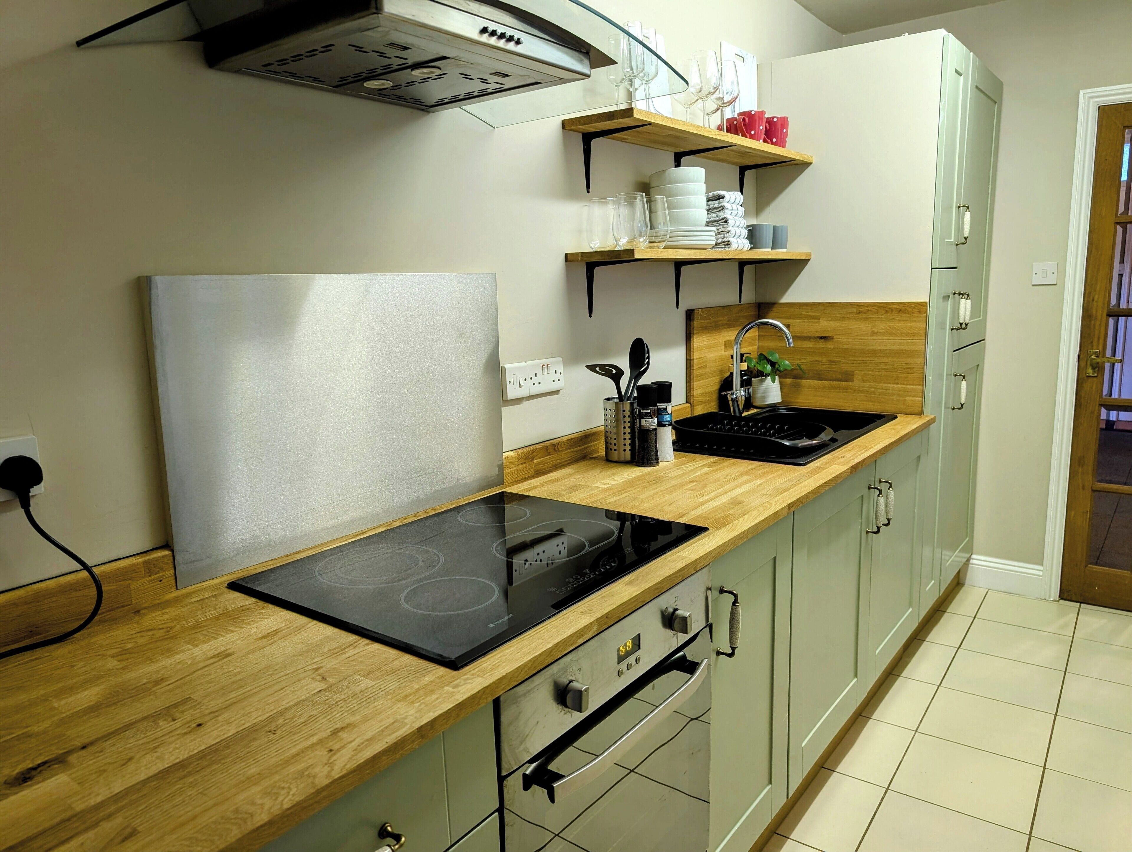 Kjøleskap, mikrobølgeovn, ovn og kokeplater