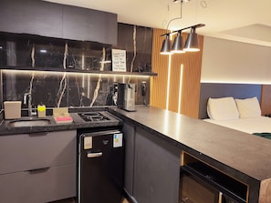 Appartamento Basic | Cucina privata | Microonde, piano cottura, macchina per tè/caffè, tostapane