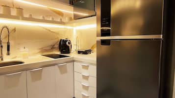 Basic-lejlighed | Privat køkken | Mikrobølgeovn, kogeplade, kaffe-/temaskine, brødrister