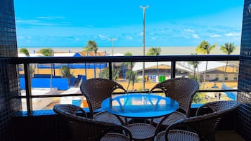 Apartment | Outdoor dining