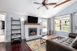 Smart-TV, Kamin, DVD-Player, Bücher