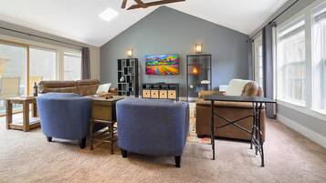 TV connectée, cheminée, lecteur de DVD, livres