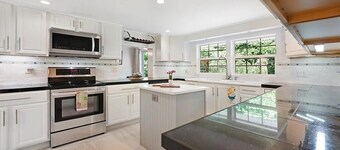 Serene Mountain Getaway w/Hot Tub,Pool:25 min to Asheville