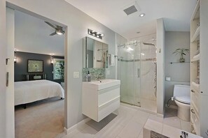 Bañera de hidromasaje, secador de pelo, bidet, toallas