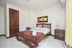 1 bedroom, WiFi, bed sheets - Beautiful double room with wifi and air and balcony in laureles stadium medellin (Medellín)