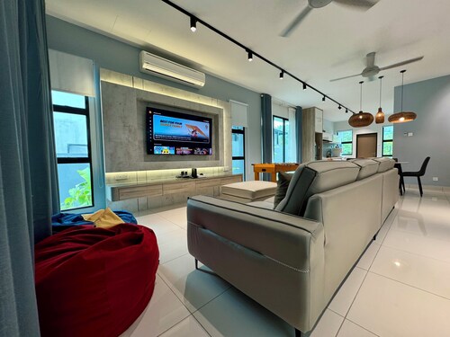 Charming 4-bedroom house with WiFi and AC in lovely Langkawi