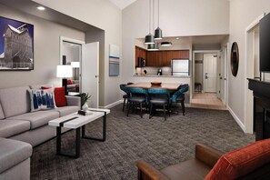 Smart TV, chimenea, monitor de computadora y impresora 