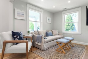 TV - 2 Bed, 1.5 Bath Stunning Apartment, Central Andover Location (Andover)