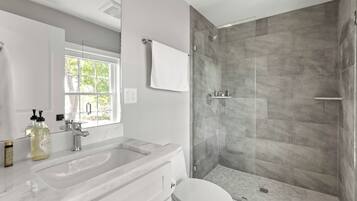 Een douche, een haardroger, handdoeken, zeep