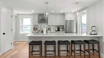 Een koelkast, een magnetron, een oven, een kookplaat