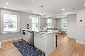Fridge, microwave, oven, stovetop - 2 Bed, 1.5 Bath Stunning Apartment, Central Andover Location (Andover)