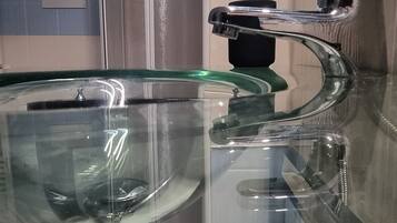 Dusche, Haartrockner, Bidet, Handtücher