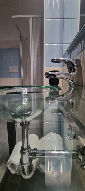 Chuveiro, secador de cabelo, bidê, toalhas de banho