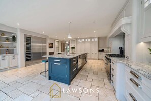 Microondas, horno, placa de cocina, lavavajillas