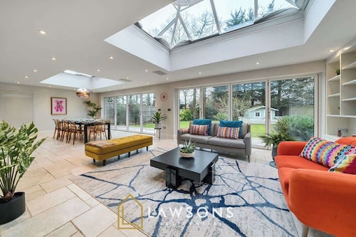 Executive Getaway | 6BR House Close to Legoland