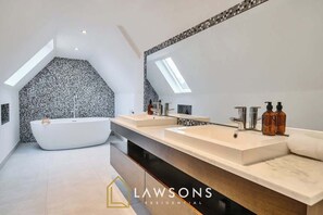 Regadera, secadora de cabello, toallas 