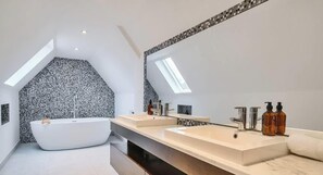 Douche, séchoir à cheveux, serviettes fournies, shampooing