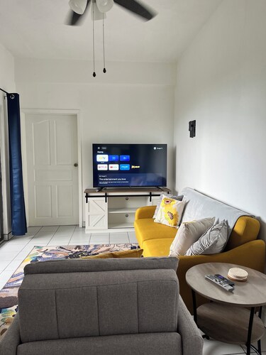 Charming 1-bedroom apartment in vibrant St Thomas with WiFi