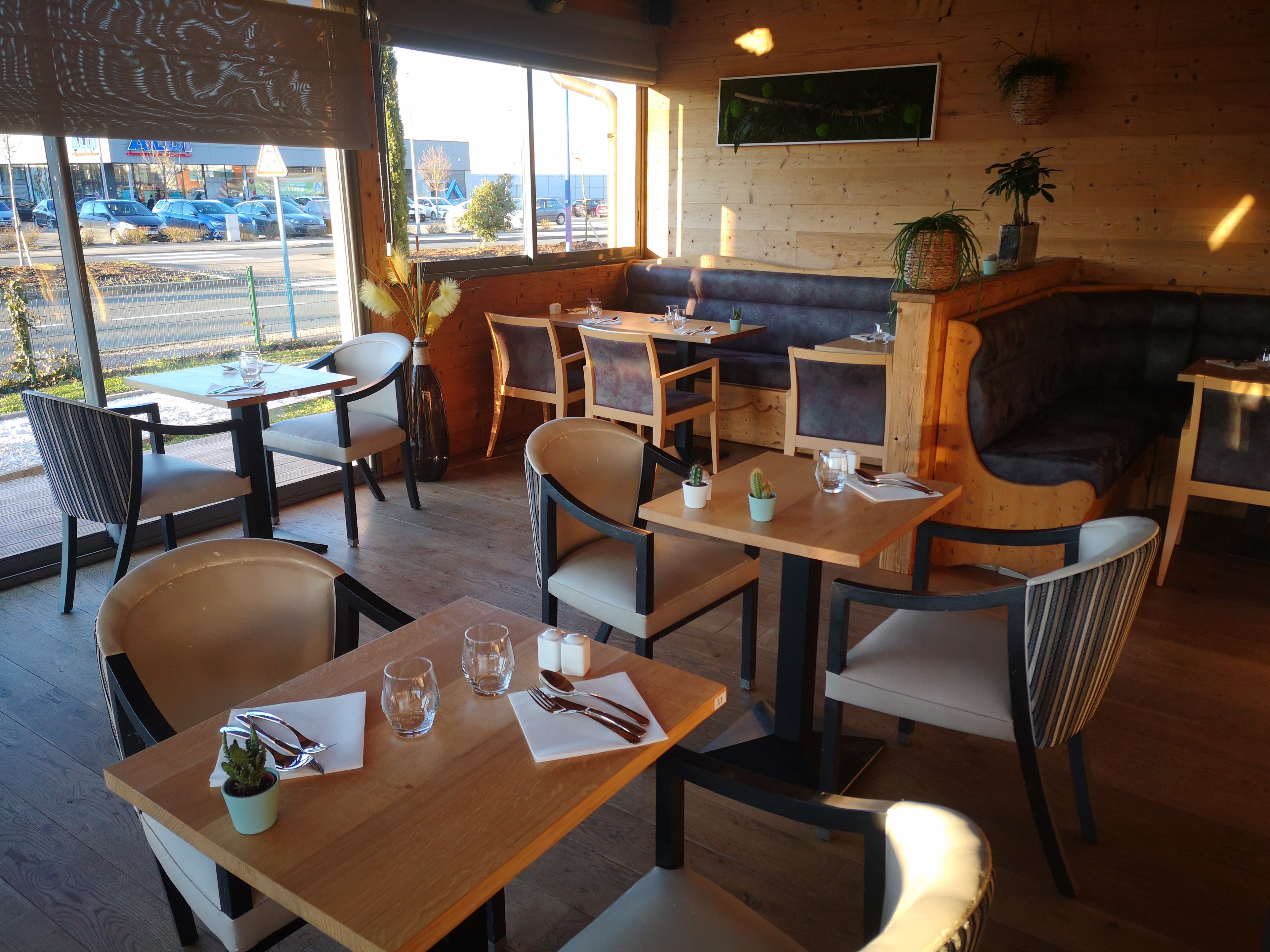Un espace de détente intérieur avec des tables, des chaises et un canapé.
