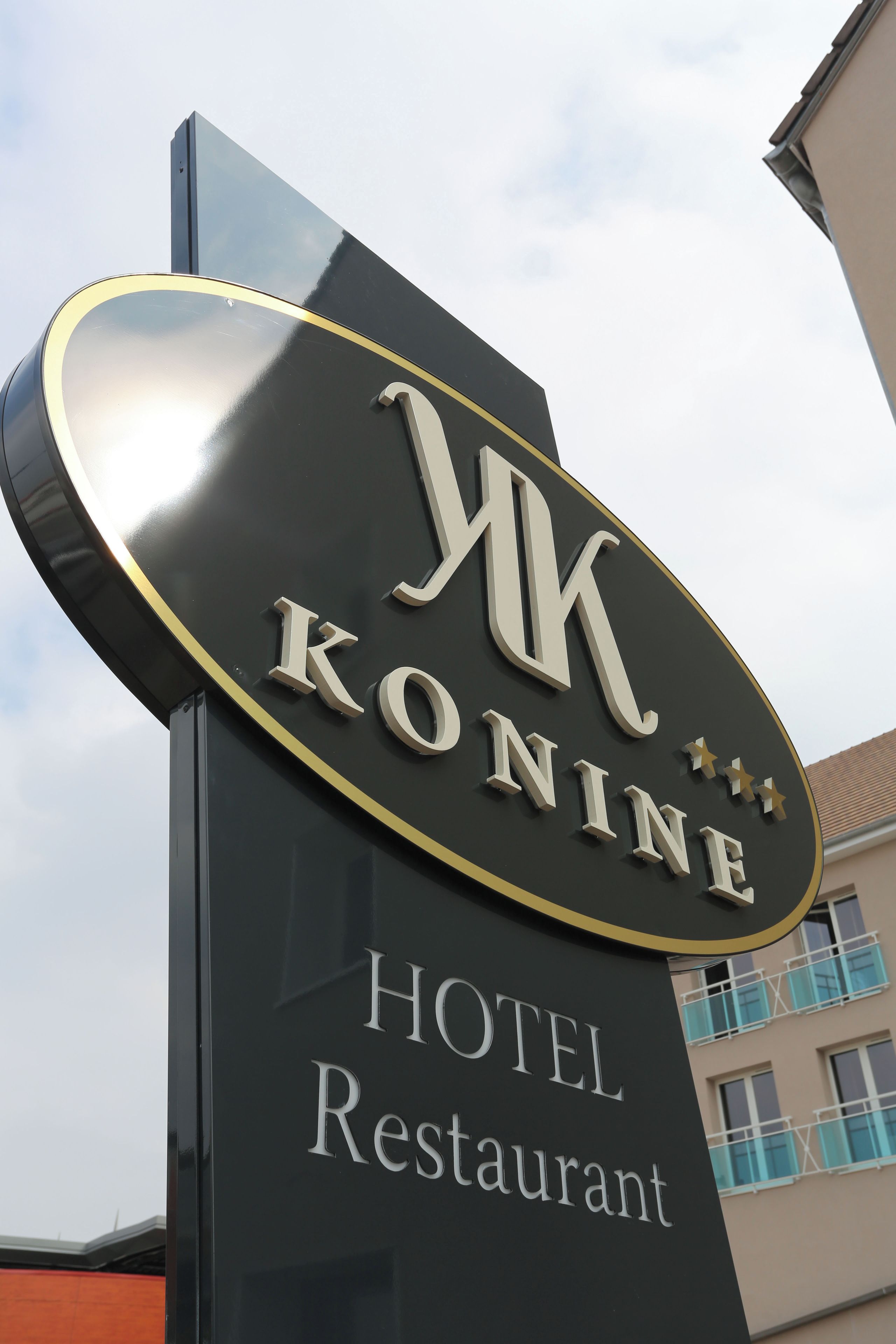 Une enseigne pour le « Restaurant de l’hôtel Konine », avec un design moderne.
